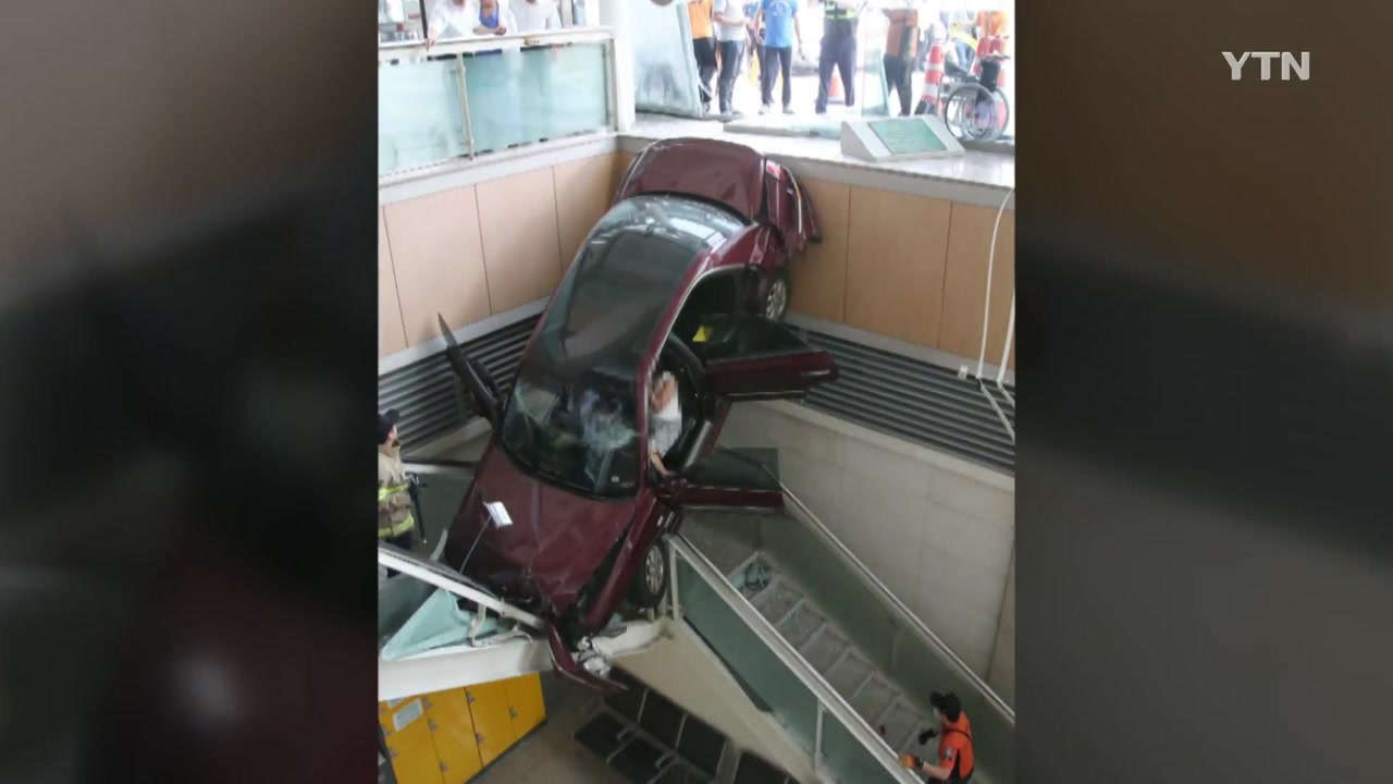 [YTN 실시간뉴스] 일산백병원 차량돌진 8명 부상...2명은 중상