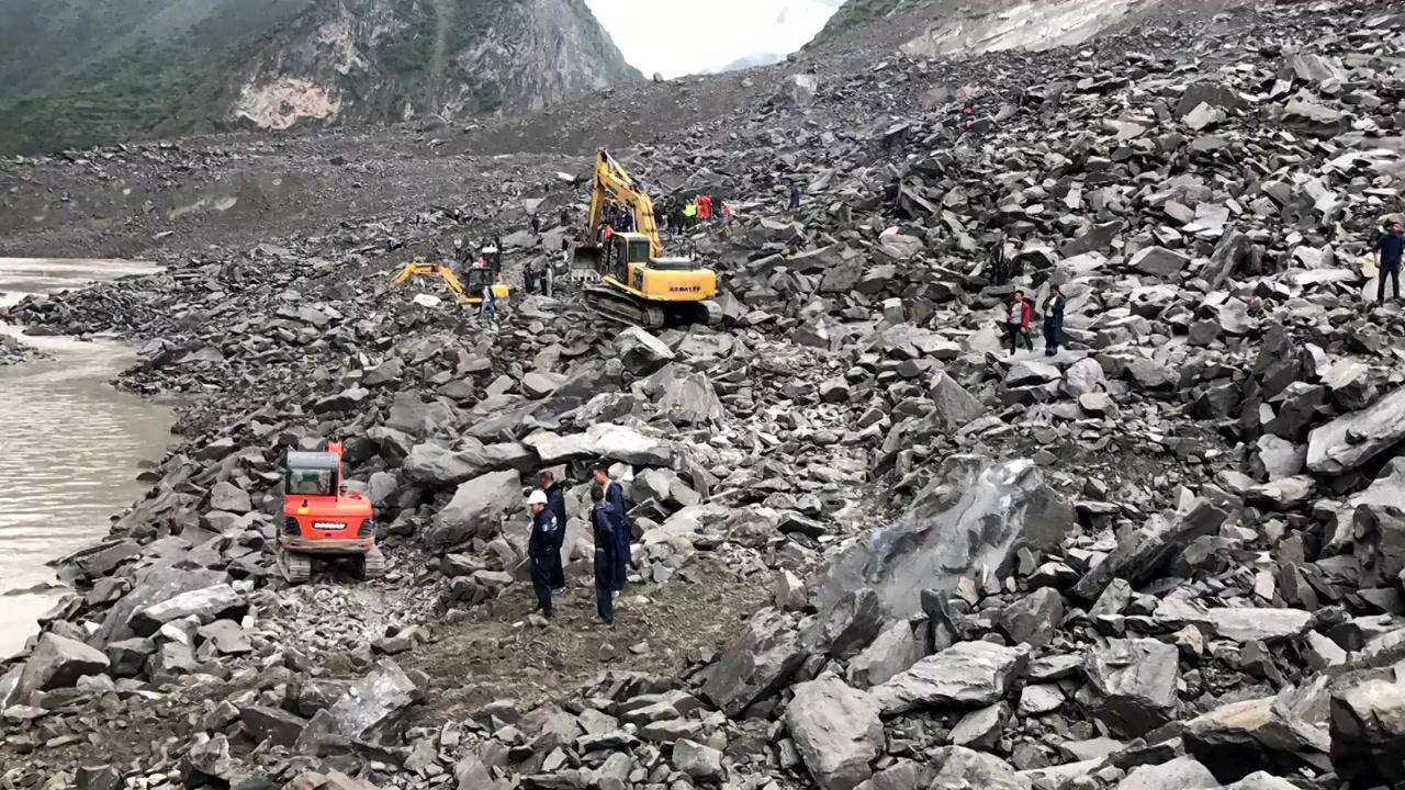 "中 쓰촨성 산사태로 141명 실종"