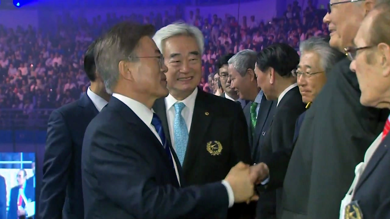 文 대통령, 北 장웅 IOC 위원·시범단과 악수