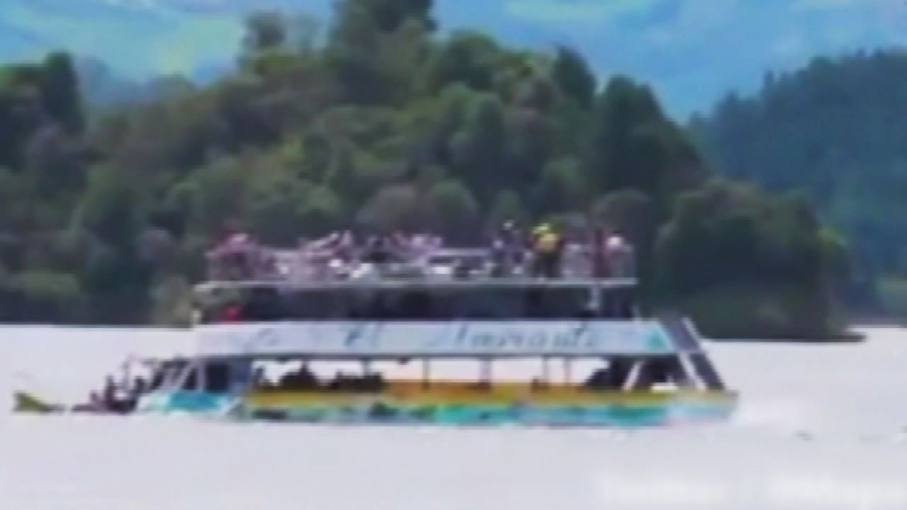 콜롬비아 150명 태운 유람선 침몰...구조 작업 진행