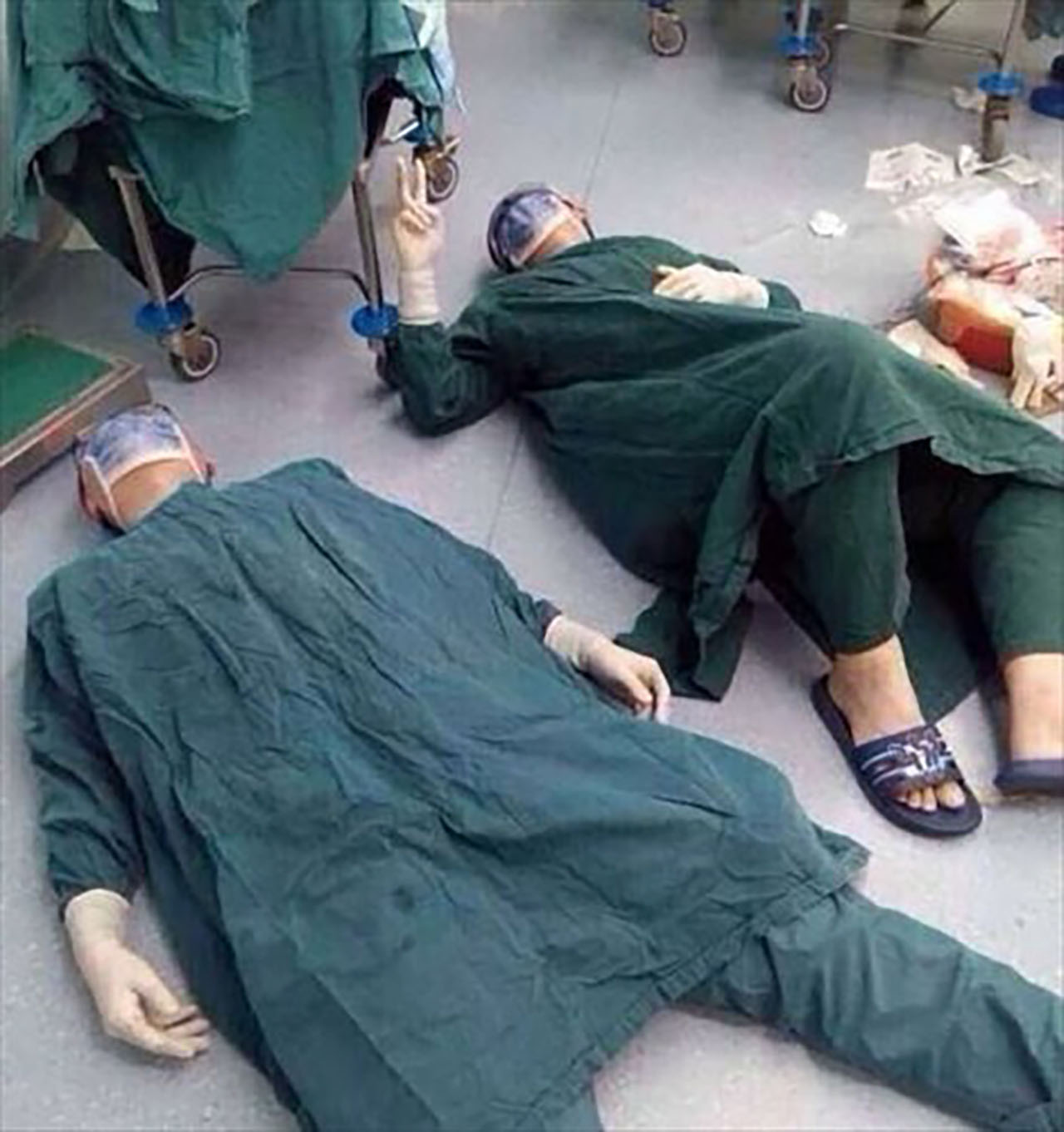 32시간 대수술 후 수술실에 쓰러진 의사들