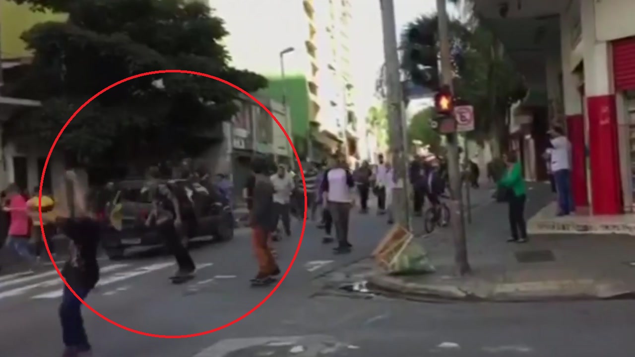[영상] '아찔한 순간'...스케이트보드 행사 덮친 승합차