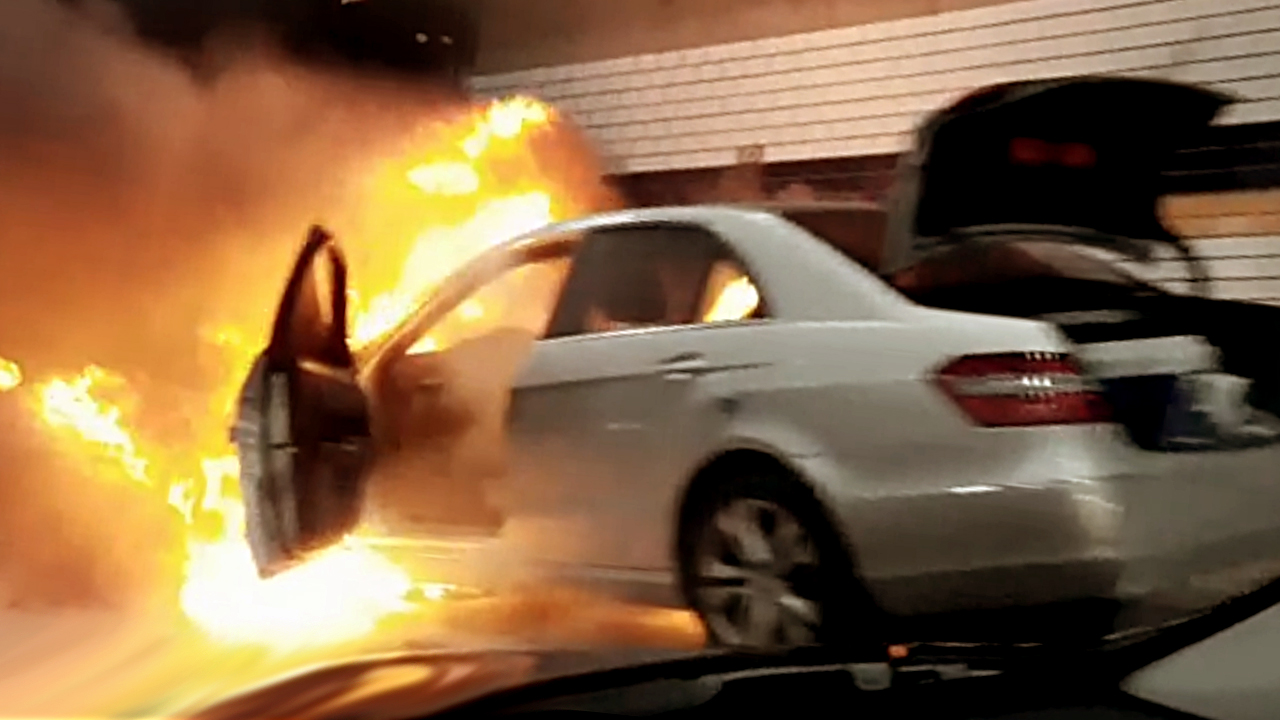 [영상] 터널서 벤츠차량 화재···인명피해는 없어