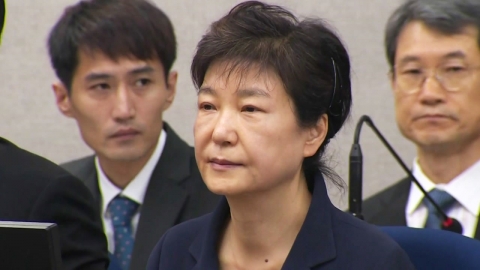 박근혜 재판에서 "내가 딸, 엄마" 외친 여성 퇴정