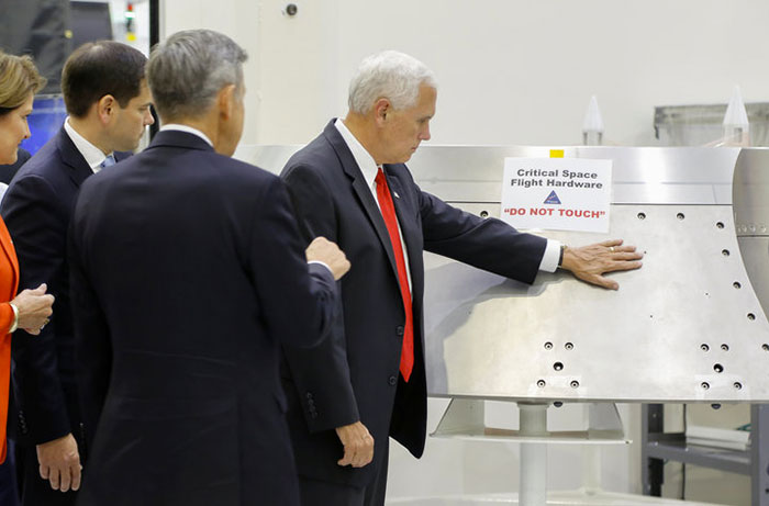 "우주선에 손대지 마시오" 표시 무시한 미국 부통령 