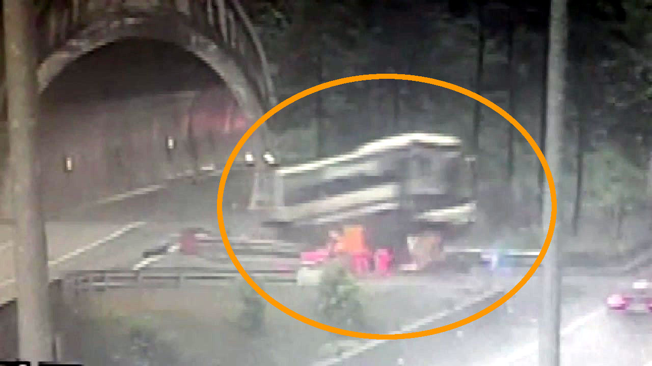 빗길 고속도로서 버스·승용차 충돌...1명 사망