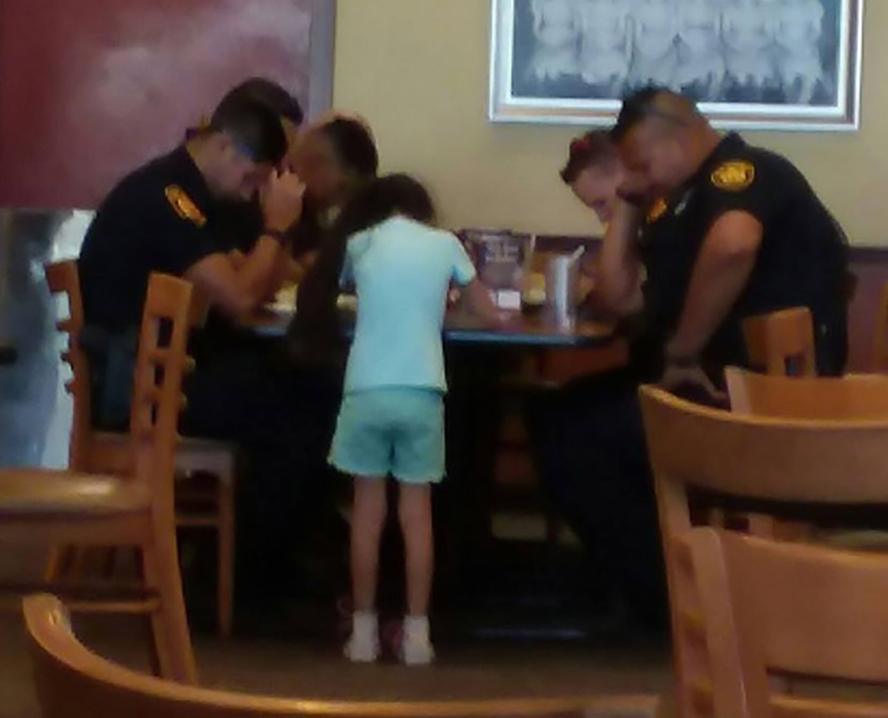 소녀가 식당에서 만난 경찰들에게 다가가 기도한 이유