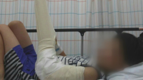 5살 아이 팔 부러뜨린 보육교사 구속