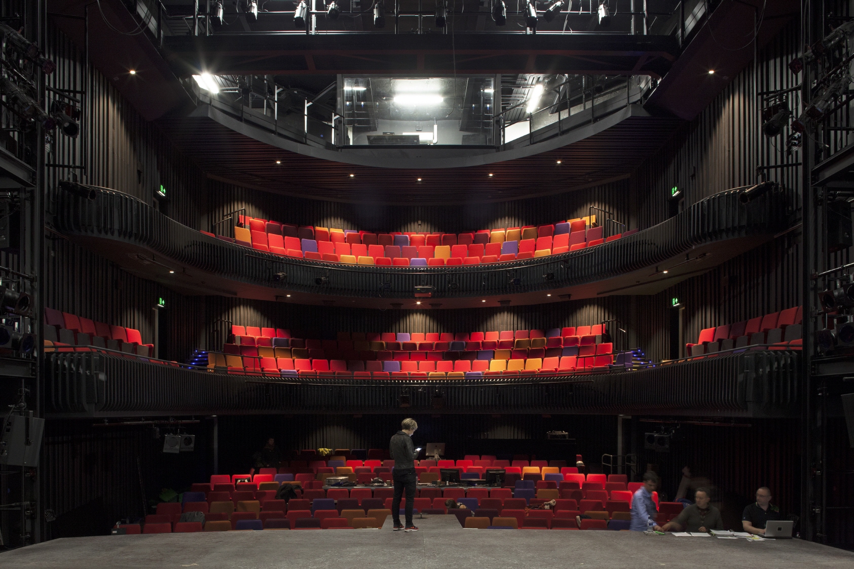 Культурный центр театр. Онцертный зал "o2 Apollo Manchester". Интерьер современного театра. Манчестер театр зал. Современная опера на сцене.