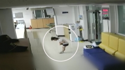배꼽 인사하고 지구대 들어온 꼬마의 '깜짝 선물'