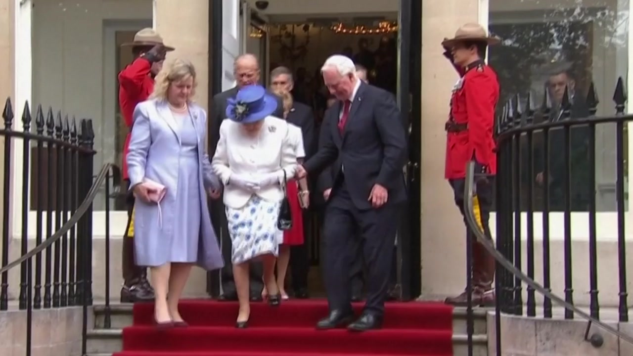 캐나다 총독, 영국 여왕 부축했다 '진땀'