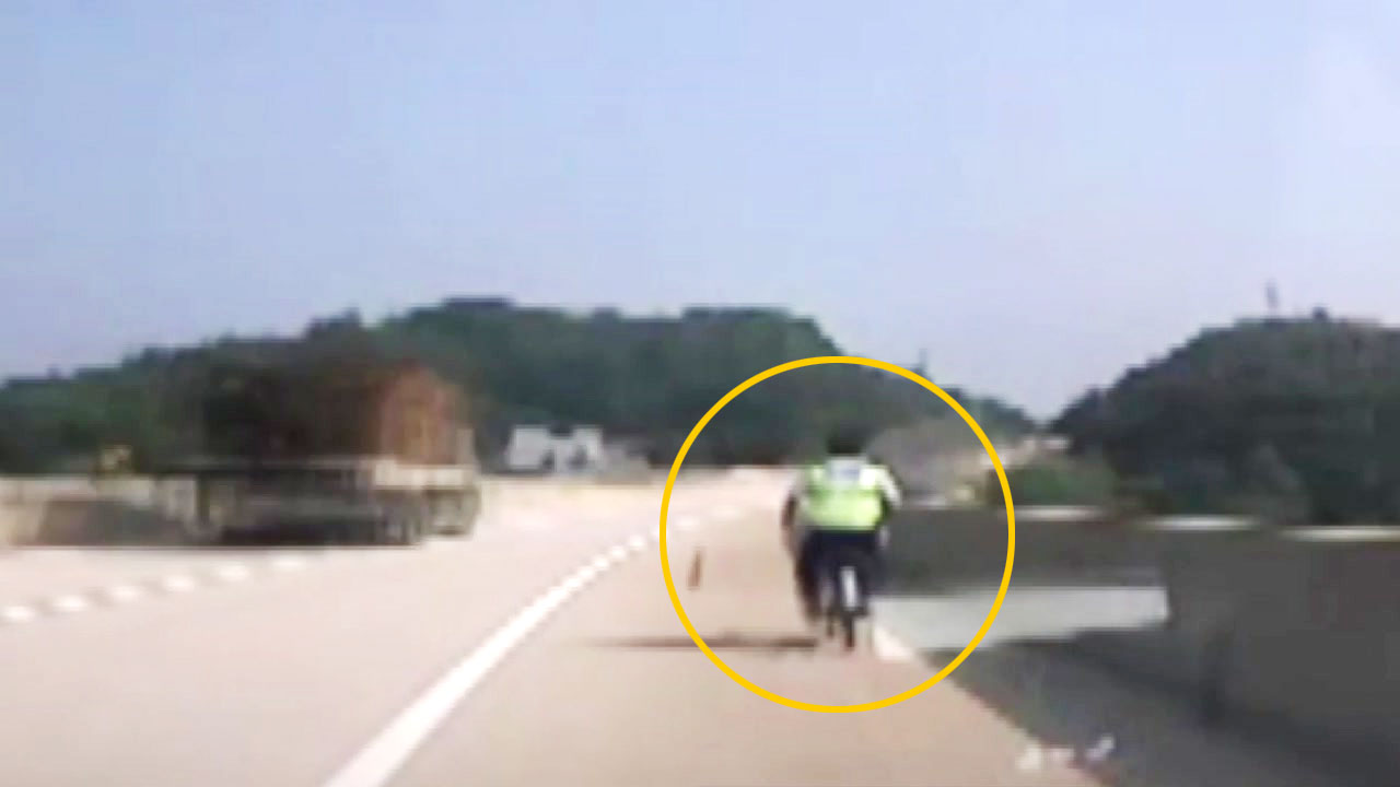 [영상] 경찰관이 자전거 타고 고속도로 달린 이유
