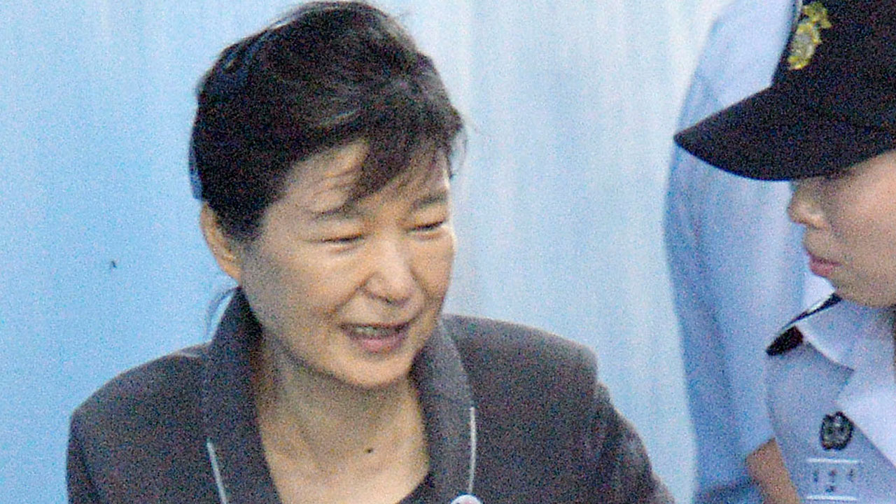 박 전 대통령 선고 생중계...알 권리 vs 인격권
