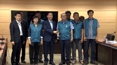 교육부 장관·전교조 4년여 만에 만남..."동반자적 관계 만들자"