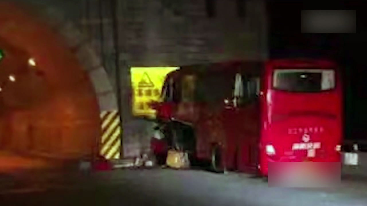 中 산시성에서 버스가 터널에 충돌...36명 사망