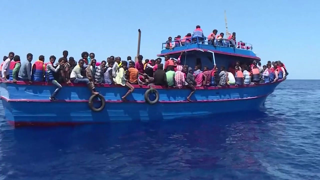 바다로 내던져진 280명의 난민들...수십 명 익사