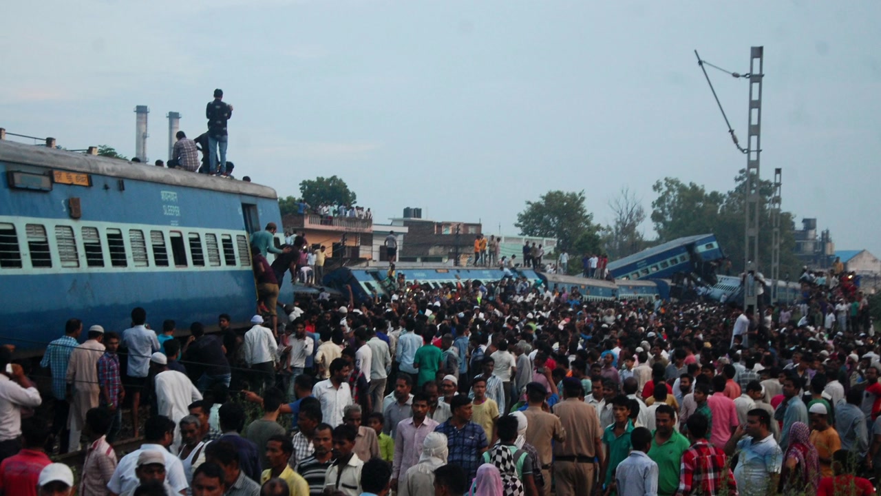 인도 북부서 열차 탈선..."최소 10명 사망·수십 명 부상"