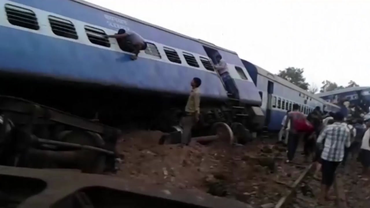인도 북부서 열차 탈선..."23명 사망·수십 명 부상"
