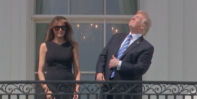 개기 일식을 맨눈으로 바라보려던 트럼프 대통령