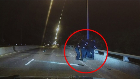 "도와줄게요!" 다리에서 투신하는 남자 붙잡은 용감한 경찰관