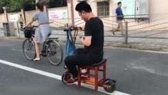 '시선 집중'...나무의자 올린 전동킥보드의 질주
