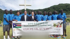 "잊지 않겠습니다" 이태석 신부 묘소 찾은 남수단 축구팀