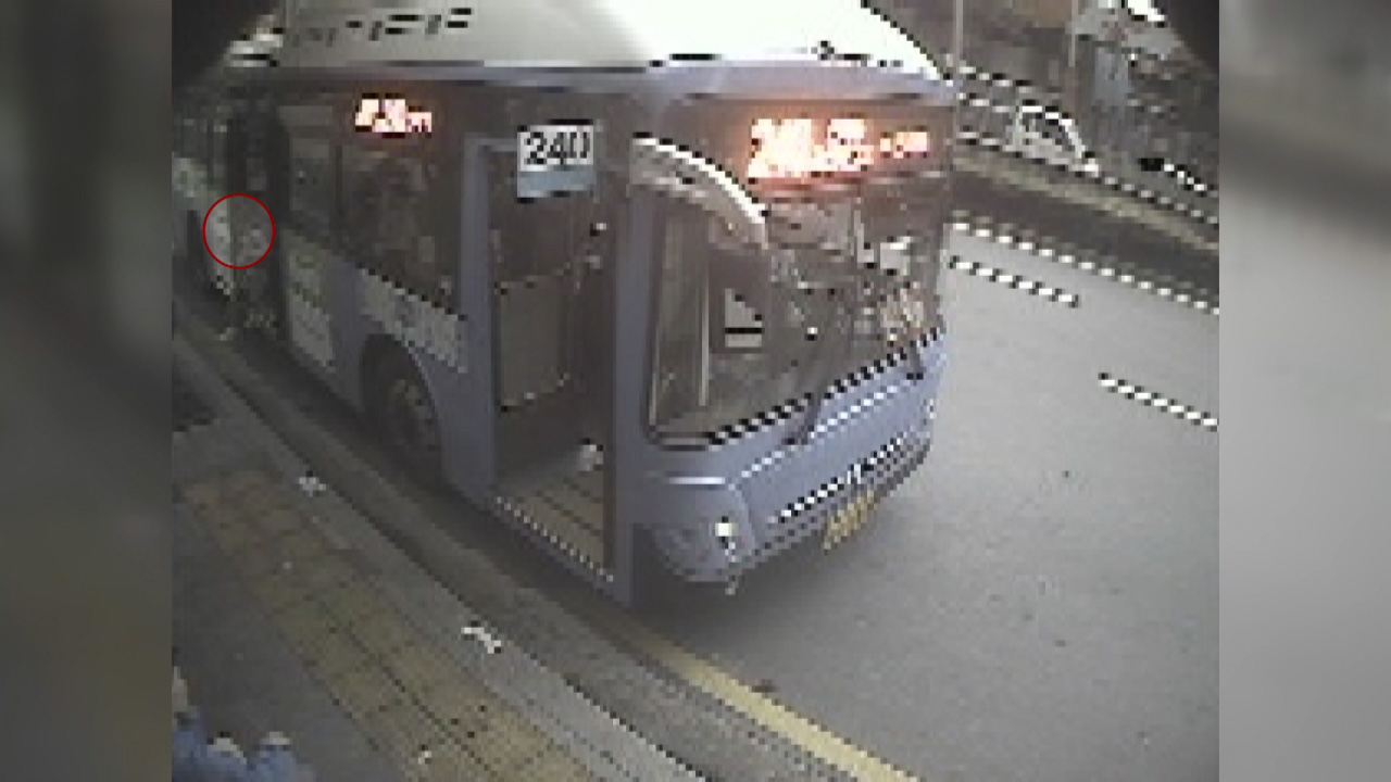 [단독영상] "아이만 내려놓고 출발한 240번 버스"...당시 CCTV 영상 입수