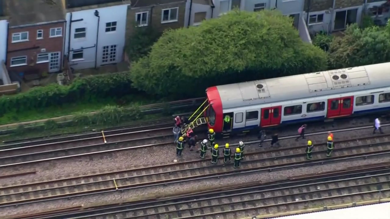 런던 출근길 지하철 열차에서 폭발..."여러 명 다친 듯"