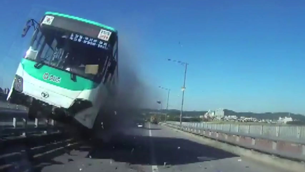 [영상] 분리대 넘어 튀어 오른 버스...2명 부상