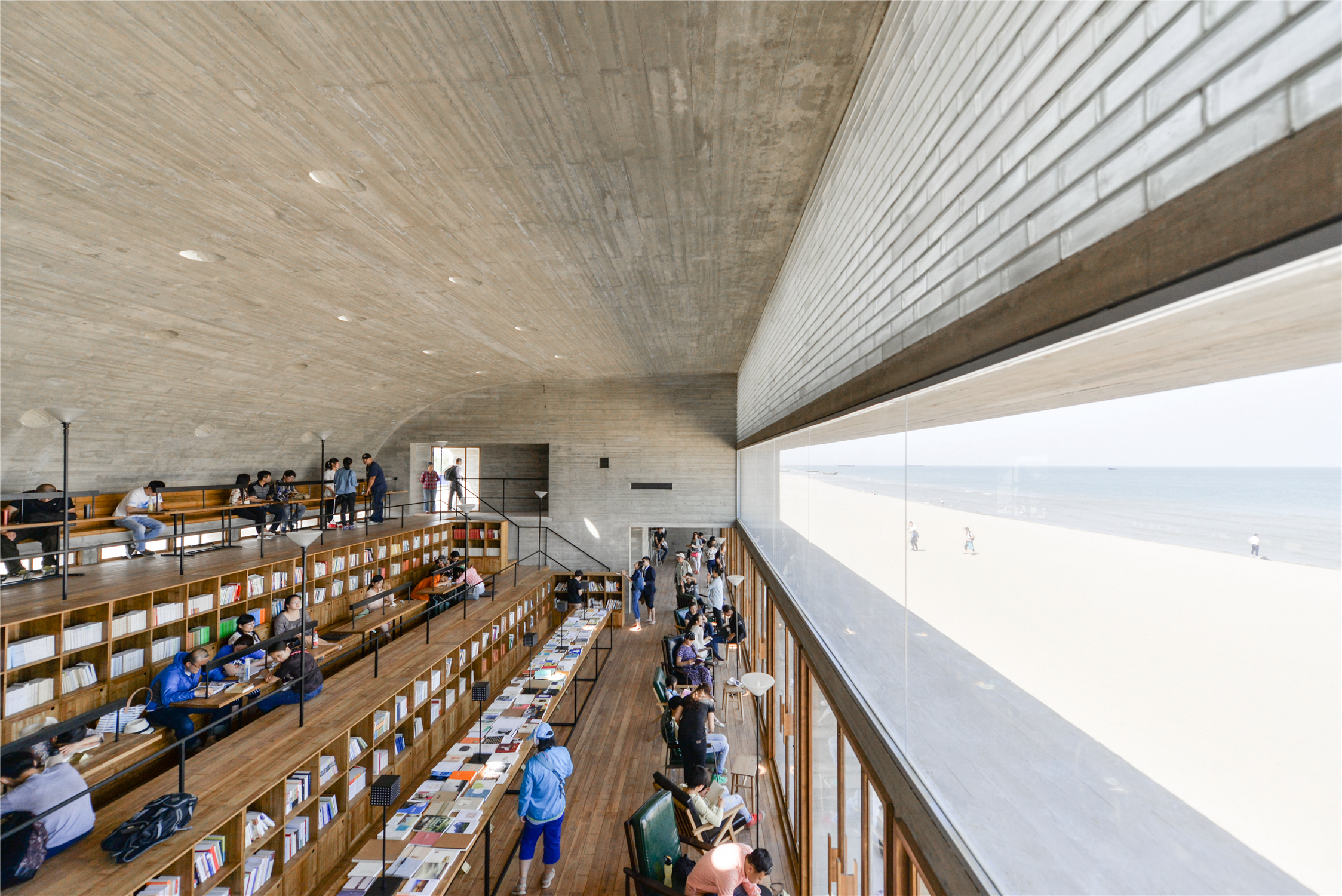 〔안정원의 디자인 칼럼〕 해변 도서관에 바다의 풍경과 빛과 소리의 언어를 담다 2