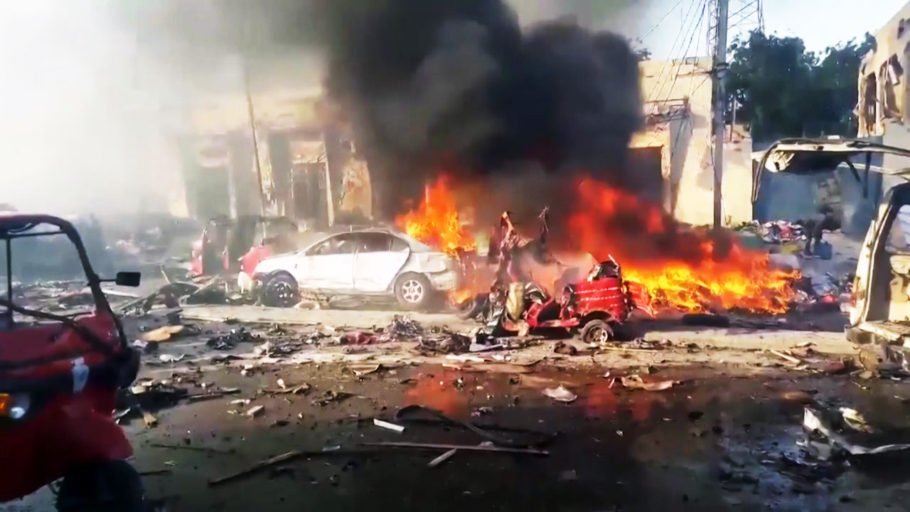 소말리아 최악의 연쇄 폭탄 테러...230여 명 사망