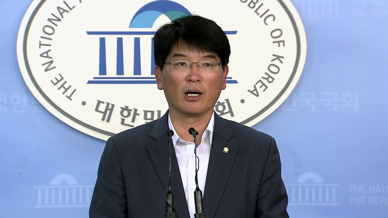 與 "박 전 대통령, 지지자 결집 유도 급급"