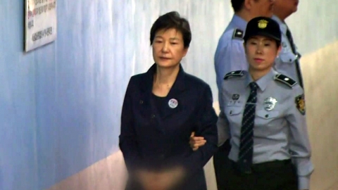 한국당 윤리위, 박근혜 탈당 권유 의결