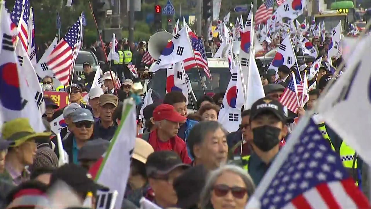 '친박단체' 총출동...5천 여명 도심서 태극기 집회
