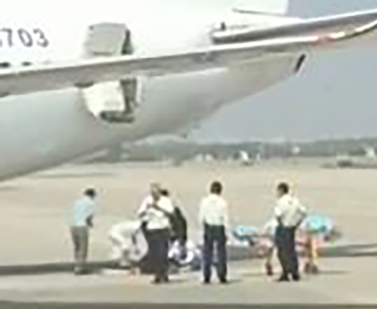 중국동방항공 승무원, 비행기 이륙 직전 문밖으로 추락