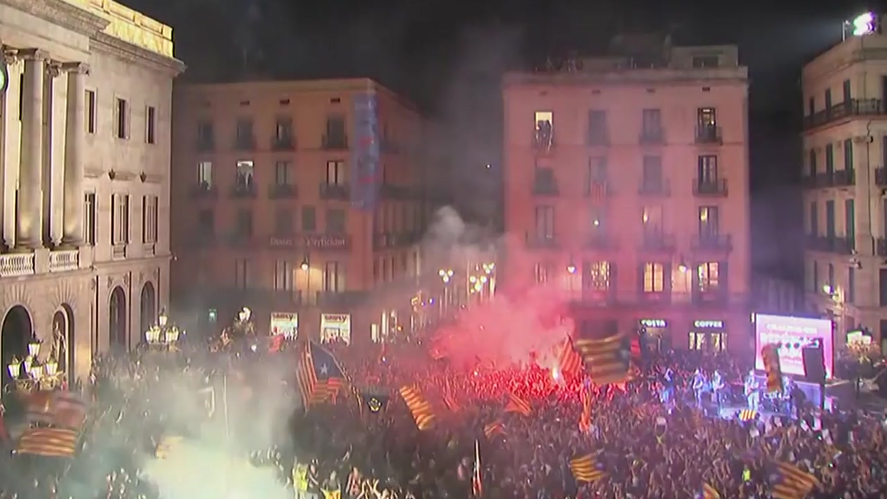 카탈루냐 시민들, 독립 선포에 열광