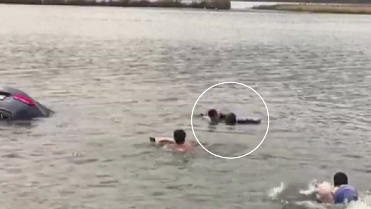 호수에 빠진 사람, 고등학교 수영부 학생들이 구했다