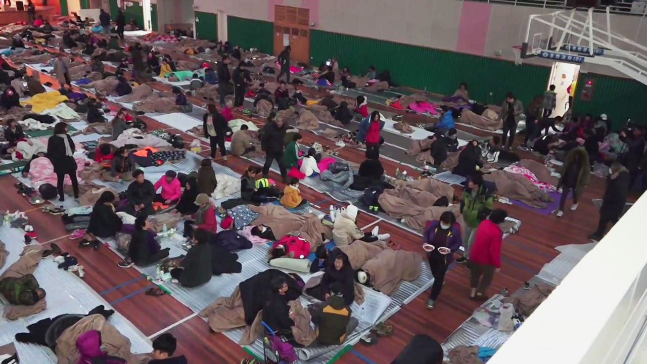 대피 주민들, 여진 속 체육관 바닥에서 쪽잠