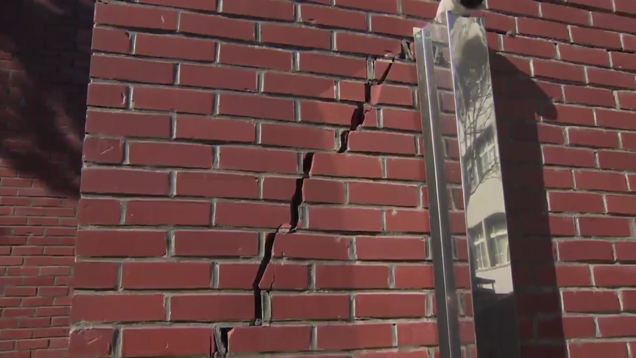 수능시험장 덮친 지진, 14곳 중 10곳에 균열
