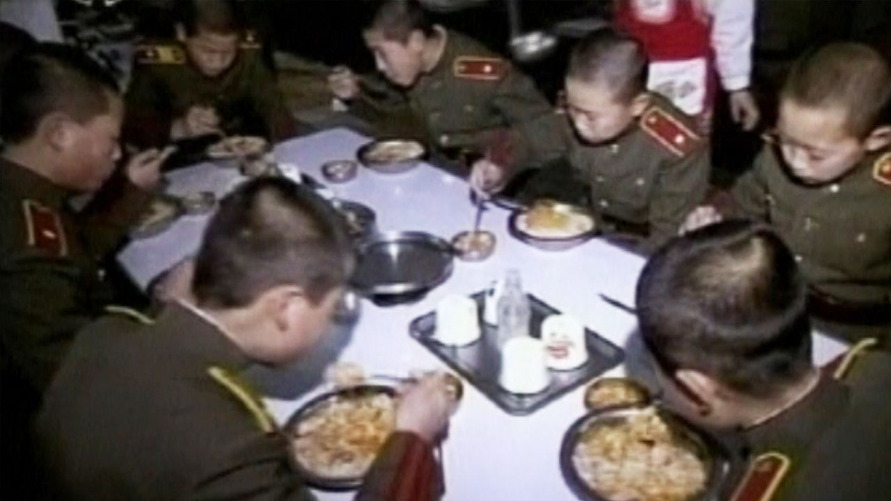 "북한軍, 기생충 없애려 볏짚 삶은 물 마신다"