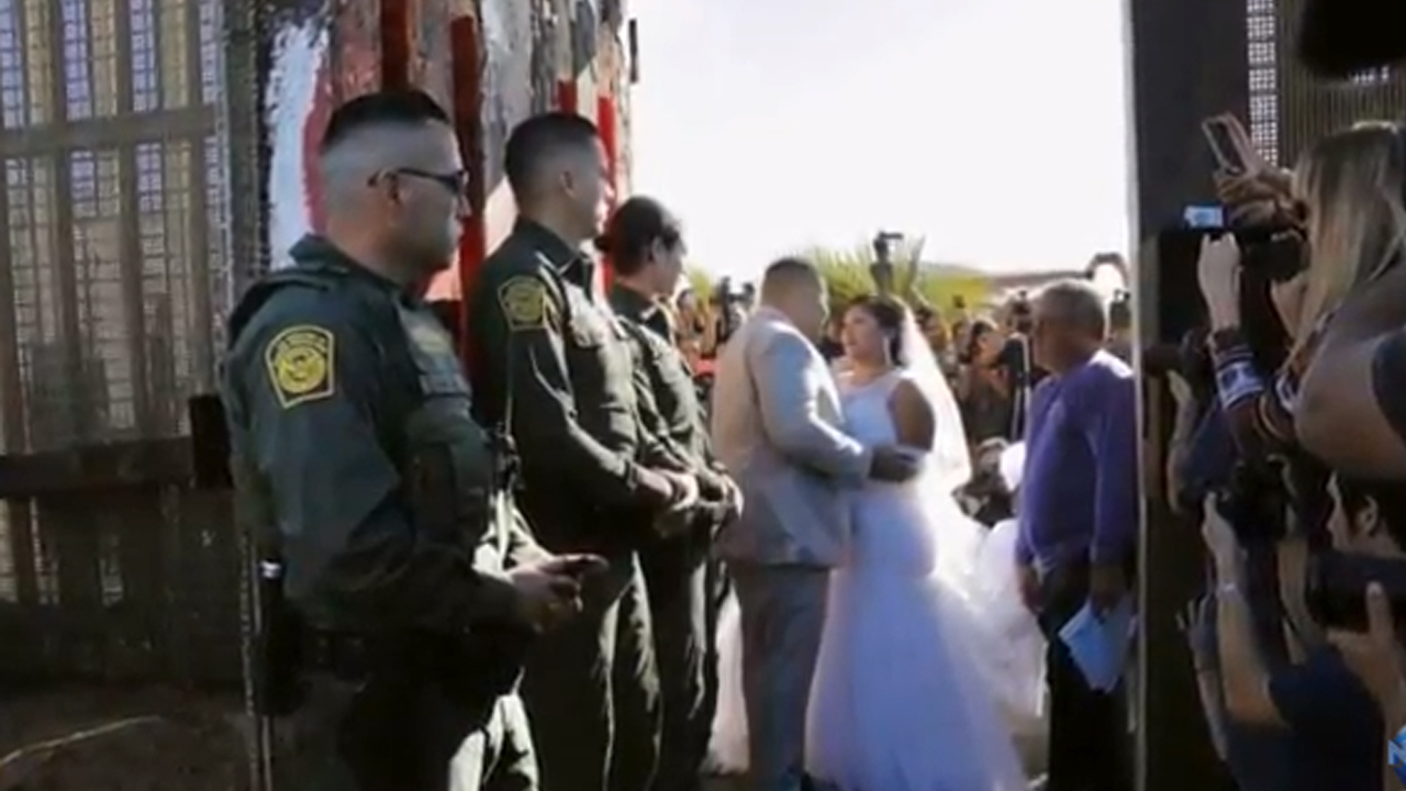 '국경 장벽' 사이에서 열린 미국-멕시코 남녀의 결혼식