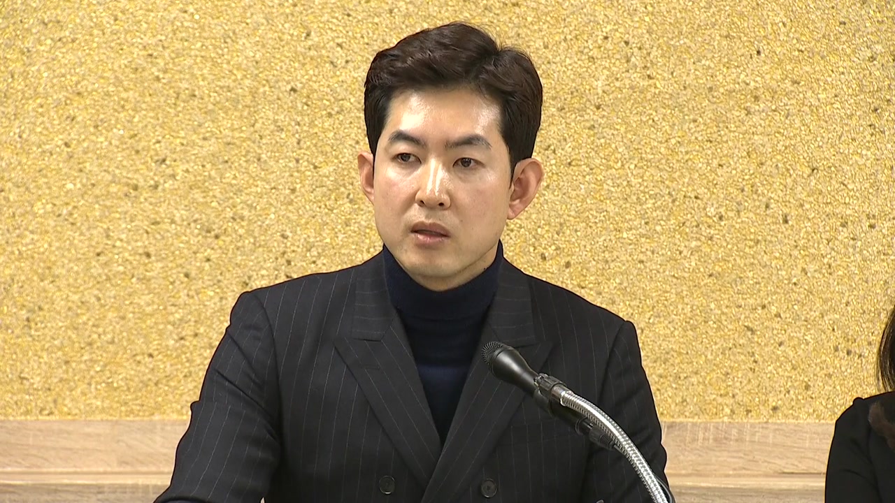 '땅콩 회항' 박창진, 대한항공에 소송..."일반 승무원 강등"