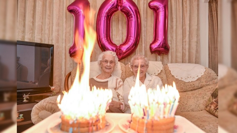 케이크에 초 너무 많아... 101번째 생일날 불 낼 뻔한 쌍둥이