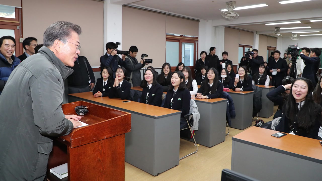 [현장영상] 포항여고 학생들과 만난 문재인 대통령