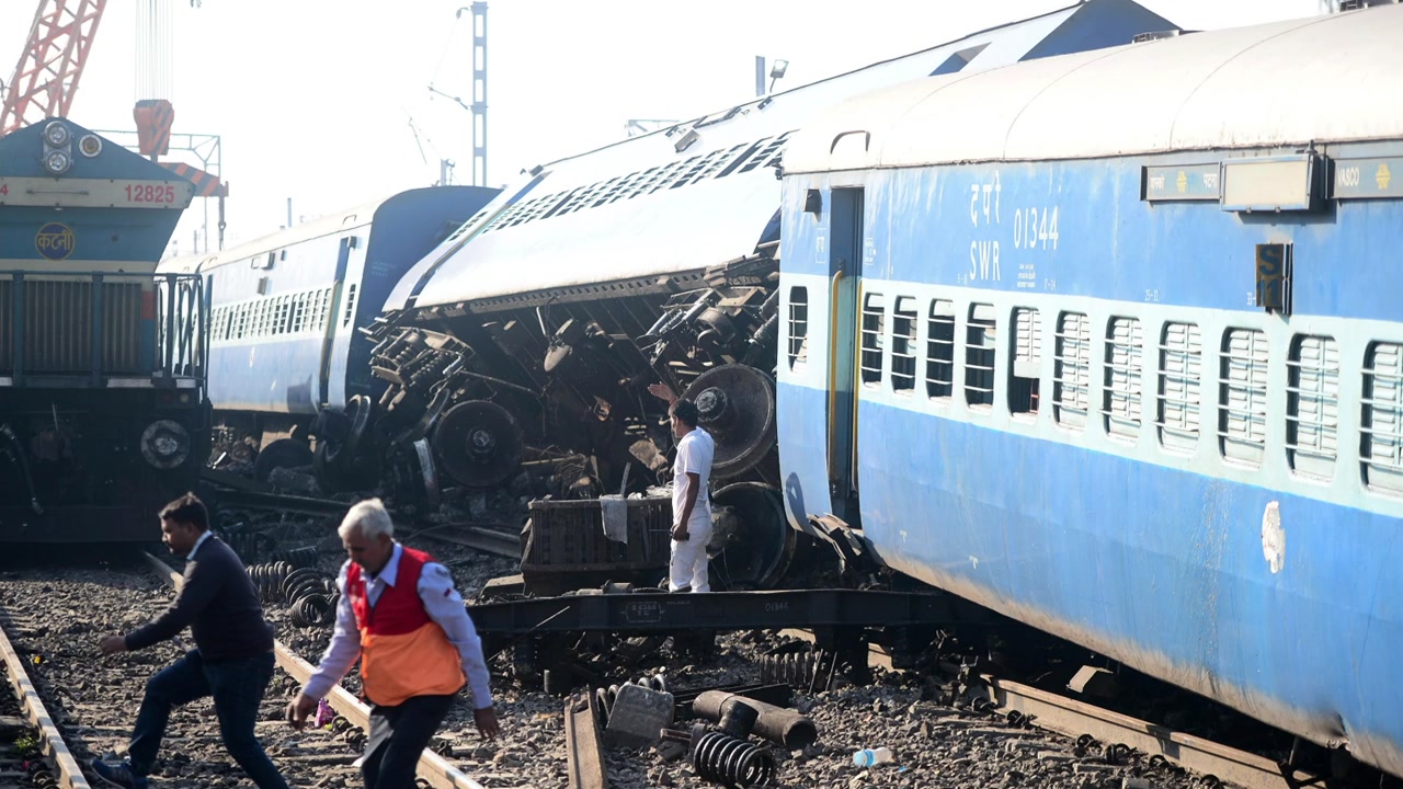 인도 열차 탈선...3명 사망·13명 부상