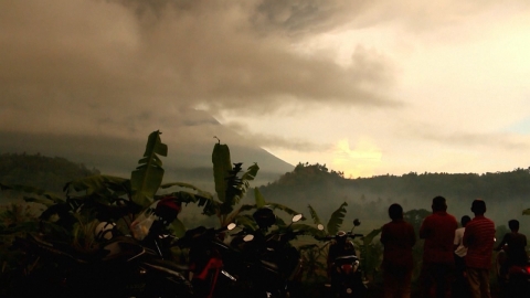 발리 화산 나흘만에 또 분화...항공편 결항에 여행객 발 묶여