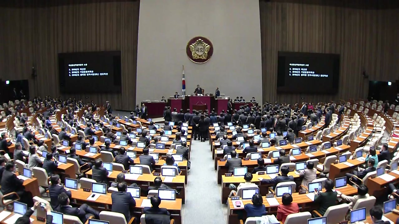 [현장영상] 자유한국당 의원, 본회의 표결에 항의...30분간 정회