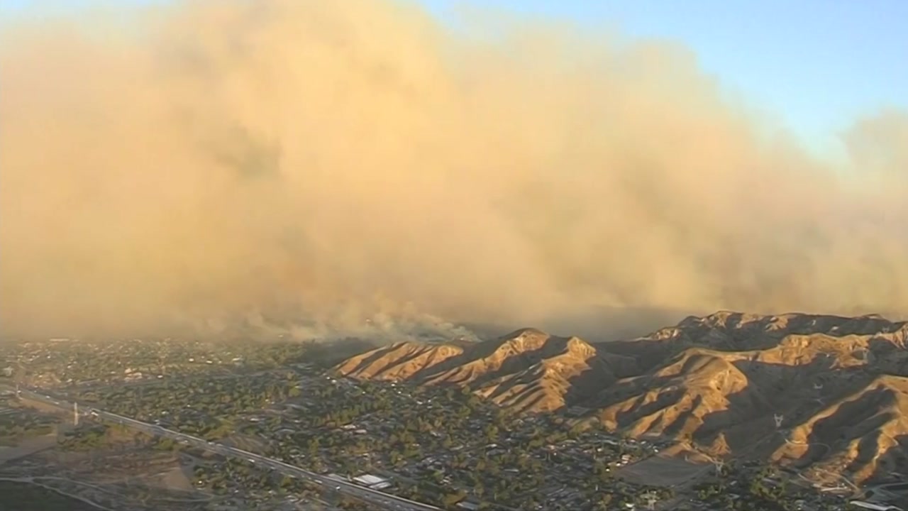美 LA인근 대형 산불 번져...주민 수만 명 대피