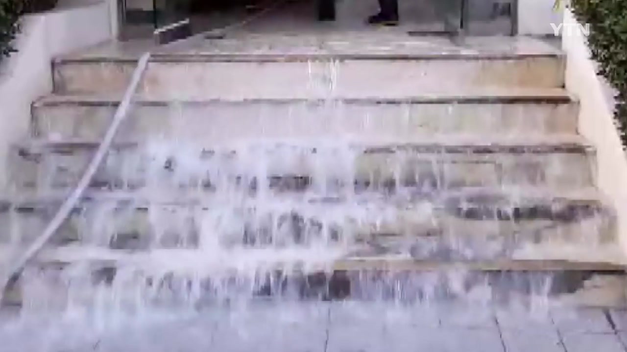 [영상] 아파트 소화전 터져 물 '줄줄'...주민 불편