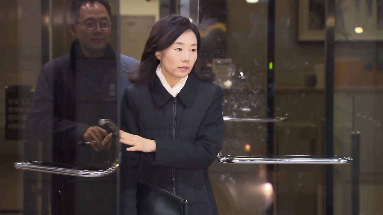 '국정원 특활비' 조윤선, 석방 넉 달 만에 17시간 검찰 조사